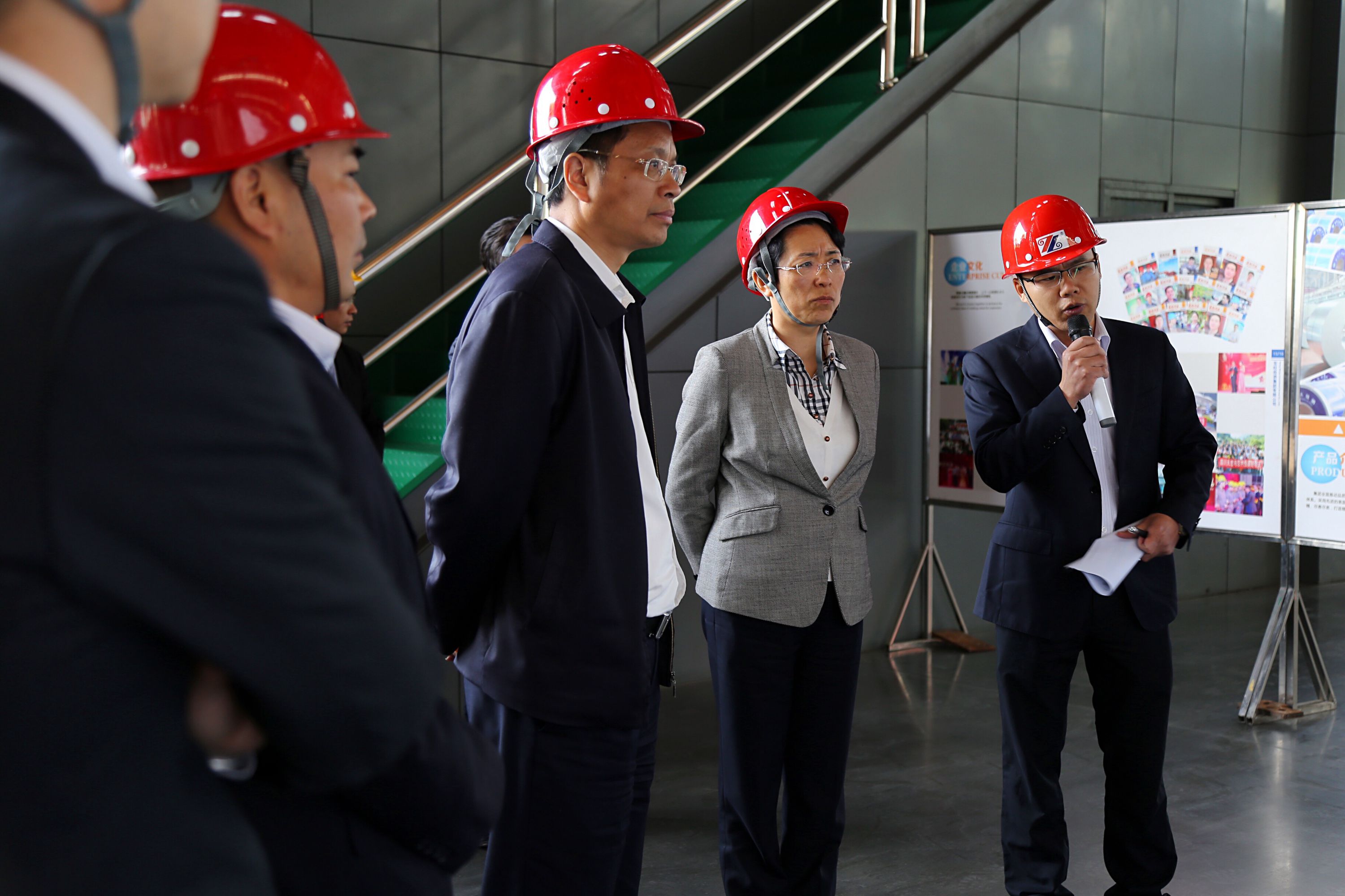 宁德市委书记隋军、宁德市市长郭锡文等一行领导莅临福建宏旺调研